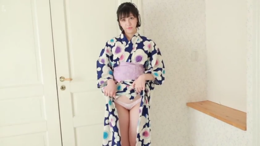 室内 · 全身 · 站立 · 平静 · 露底 · 浴衣 · 撩开衣物