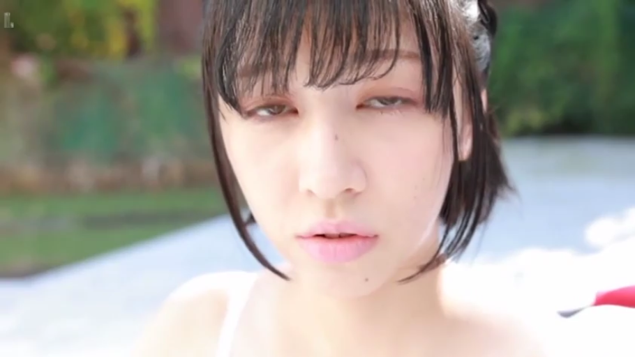 顔 · 凝視 · 屋外 · 白色吊帯 · 失神 · 正面 · 濡れた髪