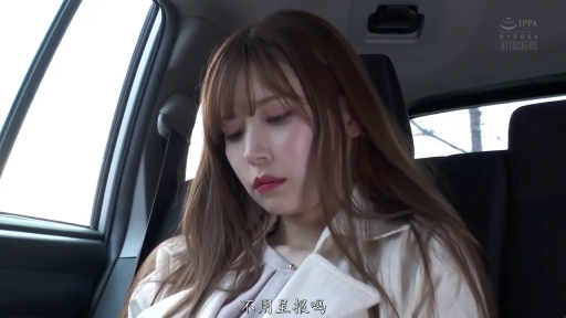 坐姿 · 沉思 · 忧郁 · 脸部特写 · 车内 · 日常 · 白色外套 · 车座