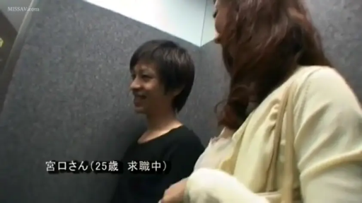 站立 · 中景 · 微笑 · 对视 · 多人 · 毛衣 · 電梯