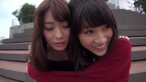 Close-up of the face · 拥抱 · Gaze · Sweater · Outdoor · 喜悦 · 双人女生