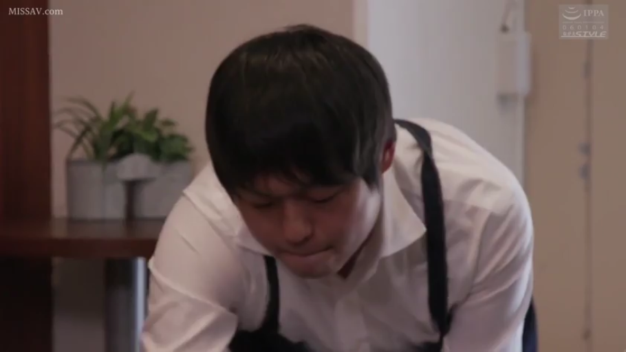 室内 · 俯身 · 专注 · 白衬衫 · 盆栽 · 面部特写 · 观察