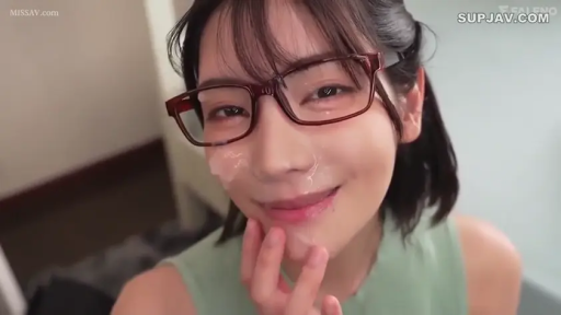 室内 · 脸部特写 · 正面 · 浅绿色无袖衫