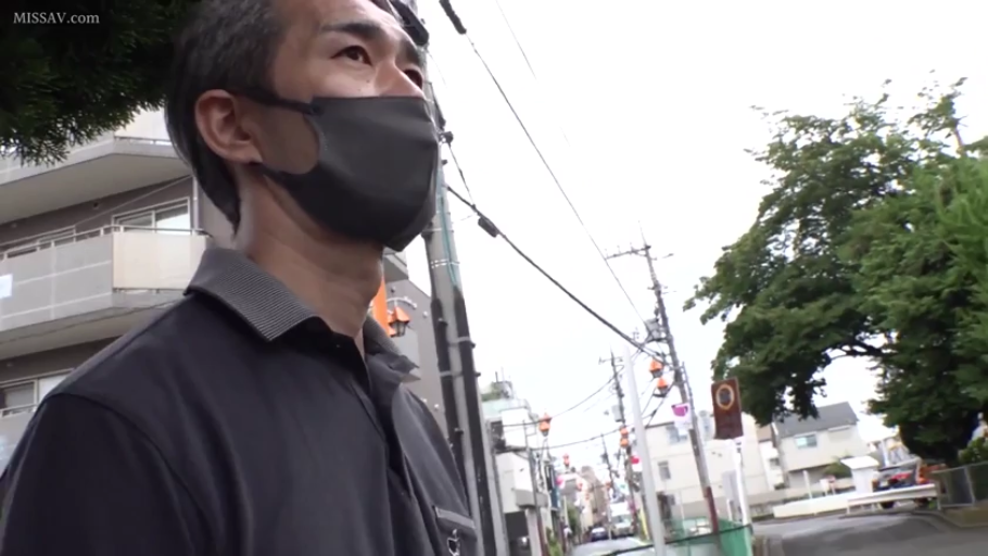 蹲姿 · 中景 · 盆栽 · 客厅 · 笑容 · 绑带情趣内衣 · 比耶手势 · 姐妹花