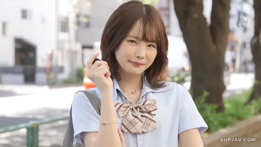 站立 · 微笑 · 半身 · JK制服 · ショートヘア · 户外街道 · レンズを見つめて · リュックサックの肩紐