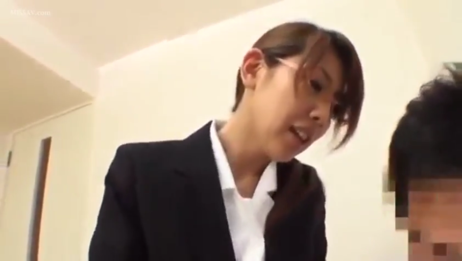 室内 · 俯身 · 眼镜 · 专注 · 脸部特写 · 职业装 · 交流 · OL