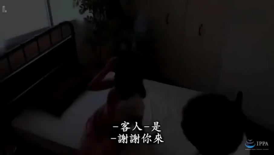 室内 · 坐姿 · 面部 · 微笑 · 休闲装 · 居家 · 访谈 · 饮料