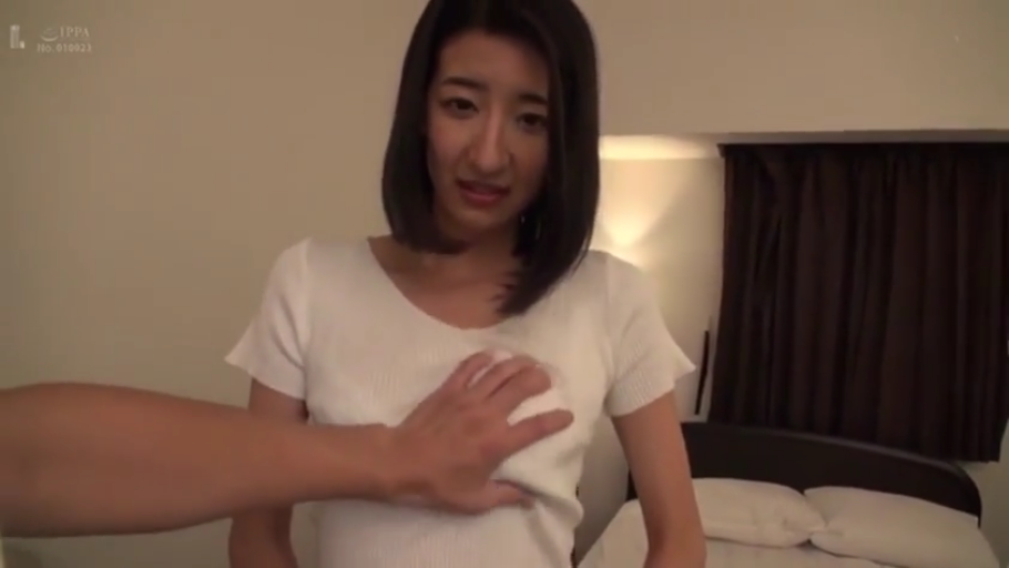 胸部 · 卧室 · 站立 · 白色短袖 · 被摸胸 · 局促