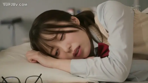 制服 · メガネ · 寝室 · 迷離 · 顔のクローズアップ · 清纯 · 侧卧 · 睡眠