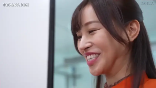 办公室 · Smile · 面部特写 · 侧颜 · Outgoing · 橘色上衣 · 女优近景