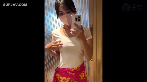 站立 · 白色短袖 · 半身 · 手机 · 更衣室 · 口罩 · 冷静 · 揉胸