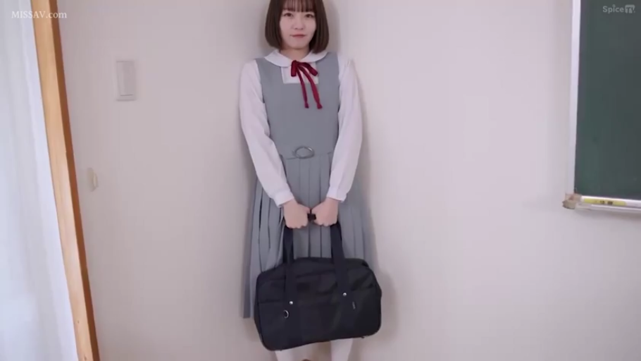全身 · 教室 · 站立 · 微笑 · 面对镜头 · JK制服 · 短发 · 书包