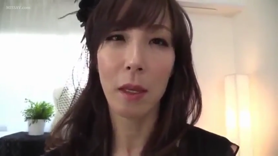 室内 · 平静 · 面部特写 · 凝视 · 正面 · 黑色上衣