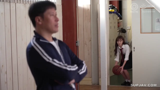 Medium shot · Standing Posture · 篮球 · 严肃表情 · 剧情铺垫 · 运动服与校服 · 体育馆门口 · 偷窥观察