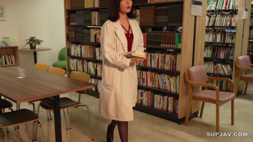 全身 · 红色上衣 · 角色扮演 · 书架 · 惊讶 · 图书馆 · 站立姿势 · 寻找书籍