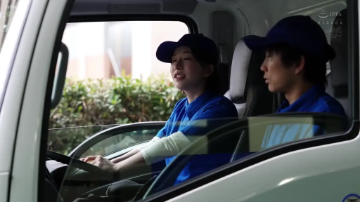 坐姿 · 交谈 · 中景 · 自然 · 方向盘 · 蓝色制服 · 货车驾驶室 · 物流员