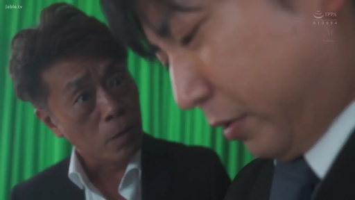 室内 · 严肃 · 面部 · 站立 · 对视 · 西装 · 双男