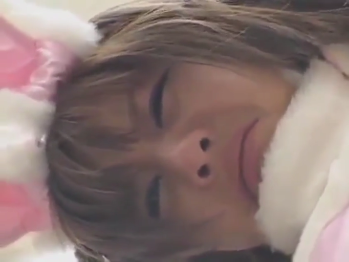 室内 · 俯身 · 西装外套 · 脸部特写 · 第一视角 · 微笑 · 领结 · 开朗
