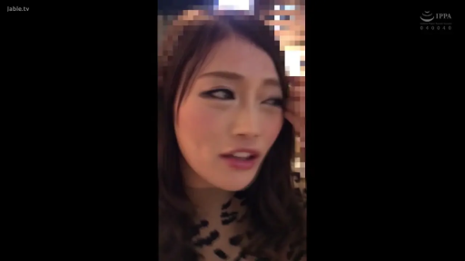 交谈 · 愉悦 · 站立 · 户外 · 长发 · 脸部大特写 · 豹纹装