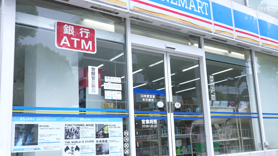 室内 · 全裸 · 跪姿 · 全景 · 张口 · 群交 · 三人行 · 白色沙发