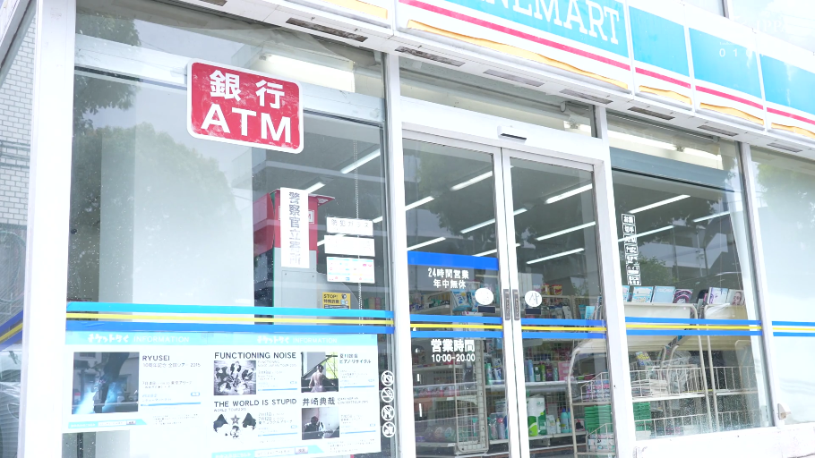 坐姿 · 面部 · 全裸 · 沙发 · 微笑 · 客厅 · 交流 · 情侣