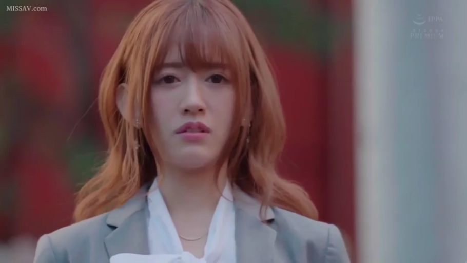 委屈 · 脸部特写 · 职业装 · 注视 · 户外 · 正面站立