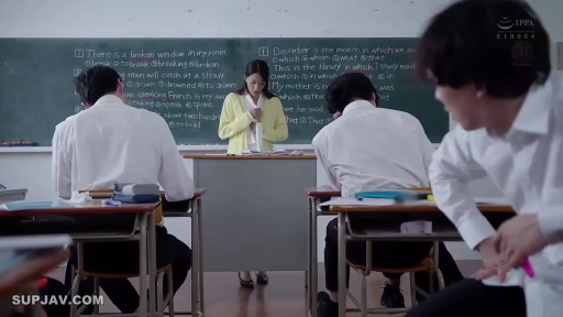 坐姿 · 教室 · 黄色上衣 · 课桌椅 · 教学 · 校园场景