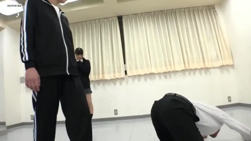 室内 · 真剣 · 站立 · 遠景 · 多人 · 训斥 · 運動服