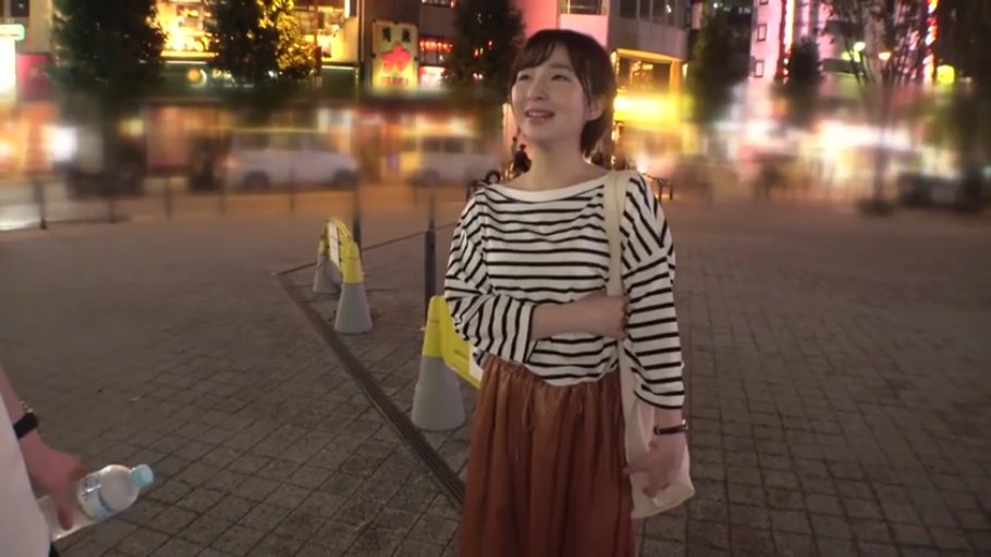 室内 · 严肃 · 办公室 · 站立 · 中景 · 职业裙 · 对视 · 文件夹