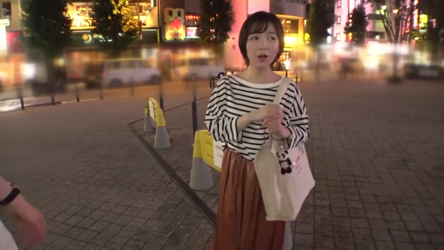 坐姿 · 交谈 · 专注 · 客厅 · 半身 · 多人 · 水瓶 · 紫色无袖上衣