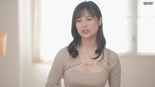 室内 · 坐姿 · 交谈 · 胸部特写 · 长发 · 自然表情 · 米色镂空针织衫