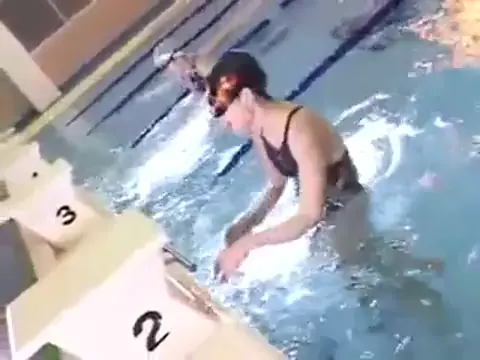 站立 · 平静 · 模糊 · 游泳池 · 连体泳衣 · 远景特写 · 泳镜 · 玩水