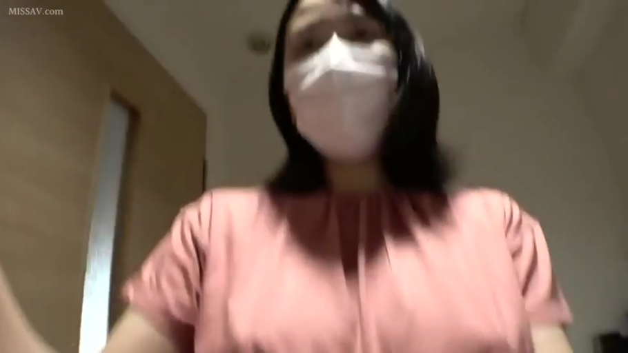 室内 · 站姿 · 自然 · 注视 · 上半身 · 口罩 · 粉色短袖 · 中短发