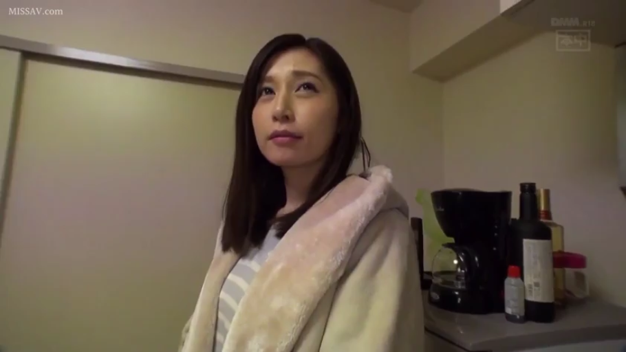 坐姿 · 白色短袖 · 中景 · 平静 · 注视 · 剧情内容 · 医务室 · 药柜