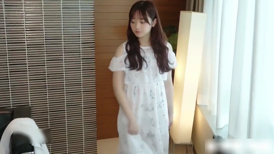 室内 · 坐姿 · 胸部 · 巨乳 · 对视 · 疑惑 · 绿色吊带 · 拉花