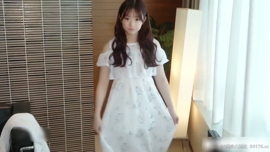 坐姿 · 交谈 · 全身 · 巨乳 · 客厅 · 靠垫 · 害羞 · 灰色紧身衣