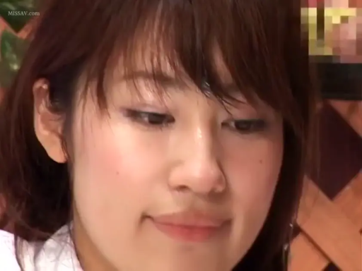 室內 · 臉部特寫 · 平靜 · 白色襯衫 · 注視 · 正面 · 亚洲女性