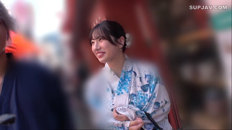 坐姿 · 交谈 · 微笑 · 半身 · 户外 · 浴衣 · 头饰 · 日本