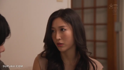 座り姿勢 · 面部 · 憂鬱 · 无袖上衣 · 熟女 · 和式房间 · 倾听