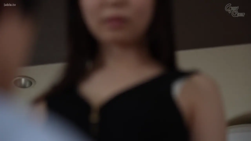 室内 · 站立 · 中景 · 黑色无袖装