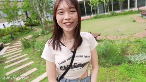 严肃 · 角色扮演 · 站姿 · 全景 · 职业装 · 笔记本电脑 · 对视 · 厨房