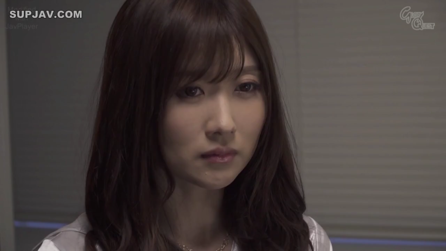 座り姿勢 · 憂鬱 · 顔部のクローズアップ · 办公室 · ネックレス · 灰色のトップス · 注視 · 长发