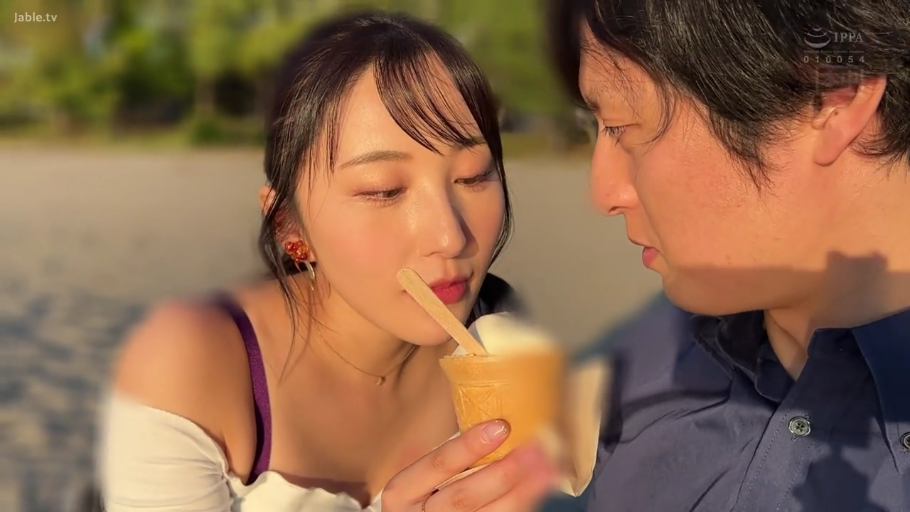 面部特写 · 侧坐 · 柔和 · 露肩装 · 户外沙滩 · 黄昏 · 甜筒 · 吃冰激凌