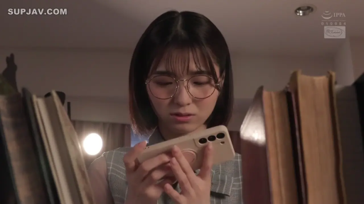 室内 · 頭を下げる · 携帯電話 · 集中 · 顔のクローズアップ · スマホを見る · ショートヘア · 格纹无袖上衣