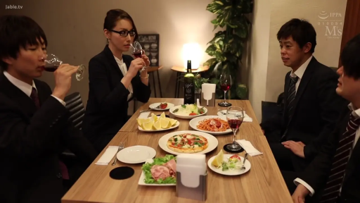 Sitting Posture · Serious · Medium shot · 多人 · 餐厅 · 聚餐 · 红酒 · 职业正装