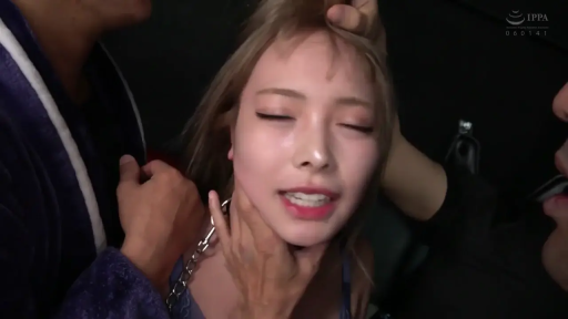 室内 · 面部特写 · 痛苦 · 项圈 · 凌辱 · 蓝色内衣 · 抓发 · 被动站立