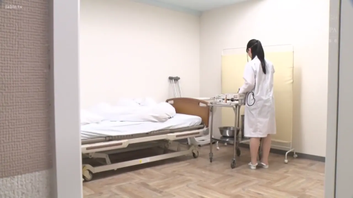 全身 · 病床 · 站立 · 职业制服 · 诊室 · 医生白大褂 · 整理器材