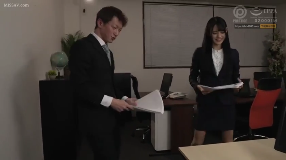 交谈 · 全身 · 办公室 · OL装 · 站姿 · 微笑 · 职场 · 文件