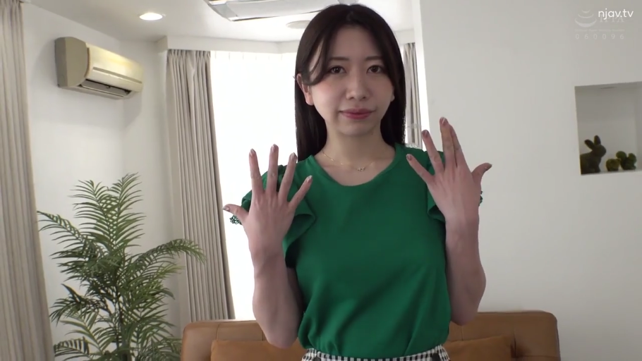 坐姿 · 全裸 · 全裸 · 浴室 · 浴缸 · 诱惑微笑 · 水中浸泡
