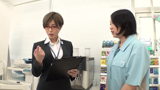 交谈 · 专注 · 办公室 · 站姿 · 职业装 · 文件夹 · 熟女